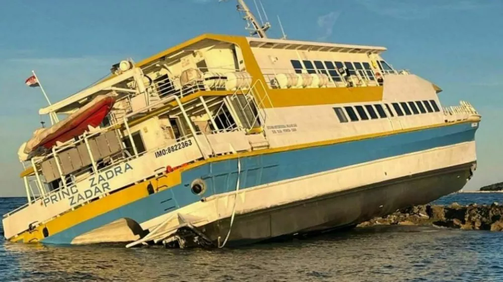 Na poti iz Zadra proti otokom je na čereh nasedel Princ Zadra. 