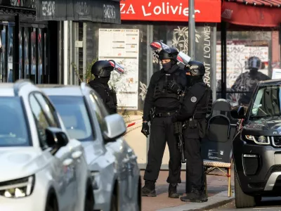 Police members work outside a pizza restaurant where a man believed to be the restaurant owner has taken a hostage, in Issy-les-Moulineaux, near Paris, France November 16, 2024. REUTERS/Kevin Coombs