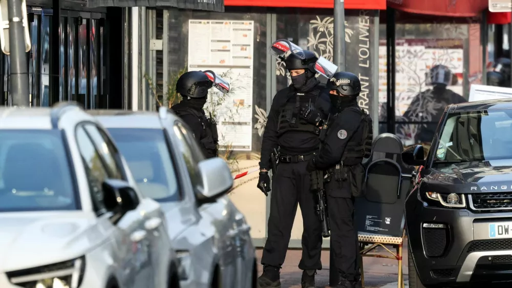 Police members work outside a pizza restaurant where a man believed to be the restaurant owner has taken a hostage, in Issy-les-Moulineaux, near Paris, France November 16, 2024. REUTERS/Kevin Coombs