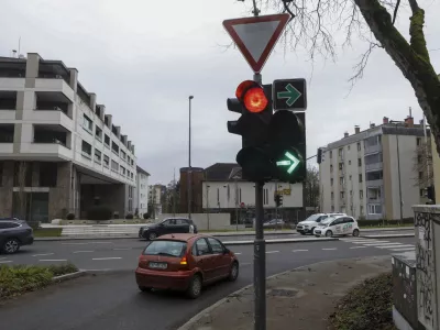 - 12.12.2023 – križišče Karlovška cesta – Predor pod Gradom - semafor - prometni znak zelena puščica za zavijanje desno pri rdeči luči -  //FOTO: Luka Cjuha