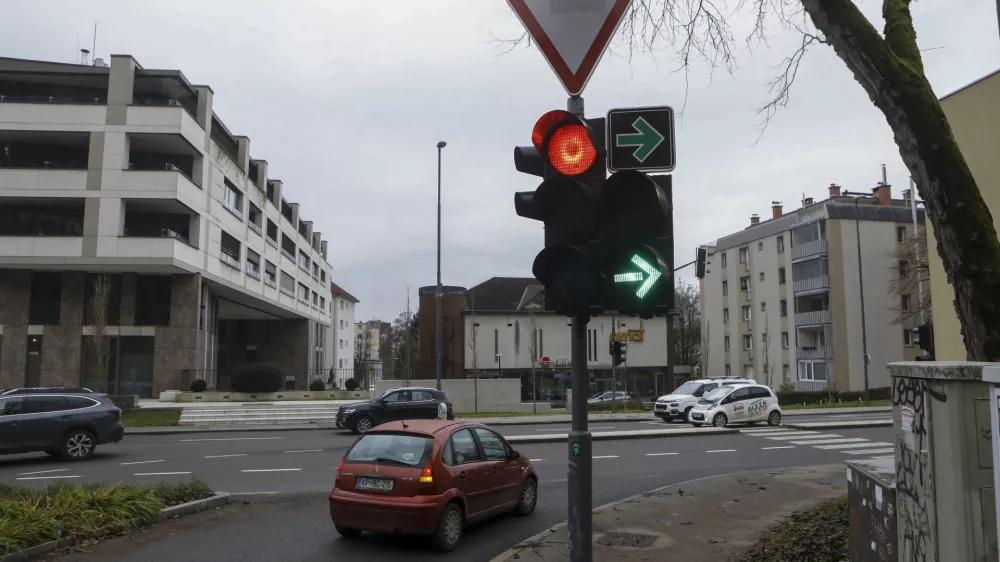 - 12.12.2023 – križišče Karlovška cesta – Predor pod Gradom - semafor - prometni znak zelena puščica za zavijanje desno pri rdeči luči -  //FOTO: Luka Cjuha