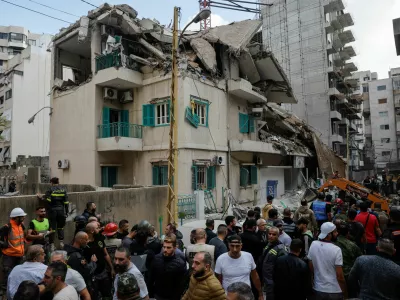 People and rescuers gather at the site of an Israeli strike on a building that according to security sources killed Hezbollah's media relations chief Mohammad Afif in Ras Al- Nabaa, in Beirut, Lebanon November 17, 2024. REUTERS/Adnan Abidi