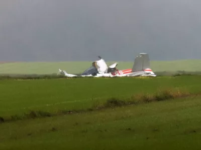 Letalo cessna je strmoglavilo v bližini nogometnega igrišča v Gančanih pri Beltincih. Foto: Tadej Regent, Večer