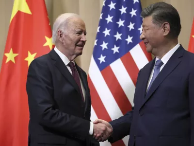 Ameriški predsednik Joe Biden in kitajski predsednik Xi Jinping sta se v Limi strinjala, da je z izvolitvijo Trumpa svet stopil v obdobje negotovosti in nečesa novega. Oboje velja tudi za odnose med ZDA in Kitajsko. Foto: AP