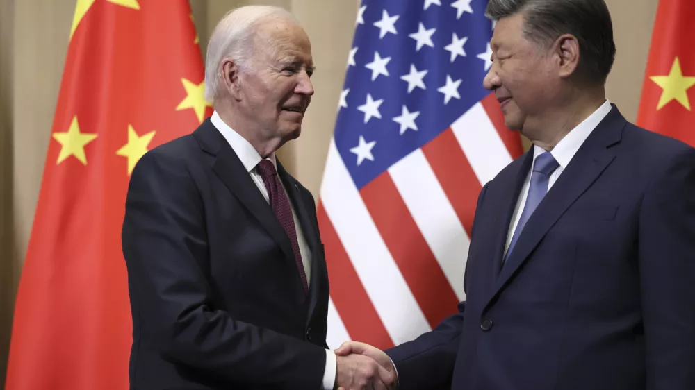 Ameriški predsednik Joe Biden in kitajski predsednik Xi Jinping sta se v Limi strinjala, da je z izvolitvijo Trumpa svet stopil v obdobje negotovosti in nečesa novega. Oboje velja tudi za odnose med ZDA in Kitajsko. Foto: AP