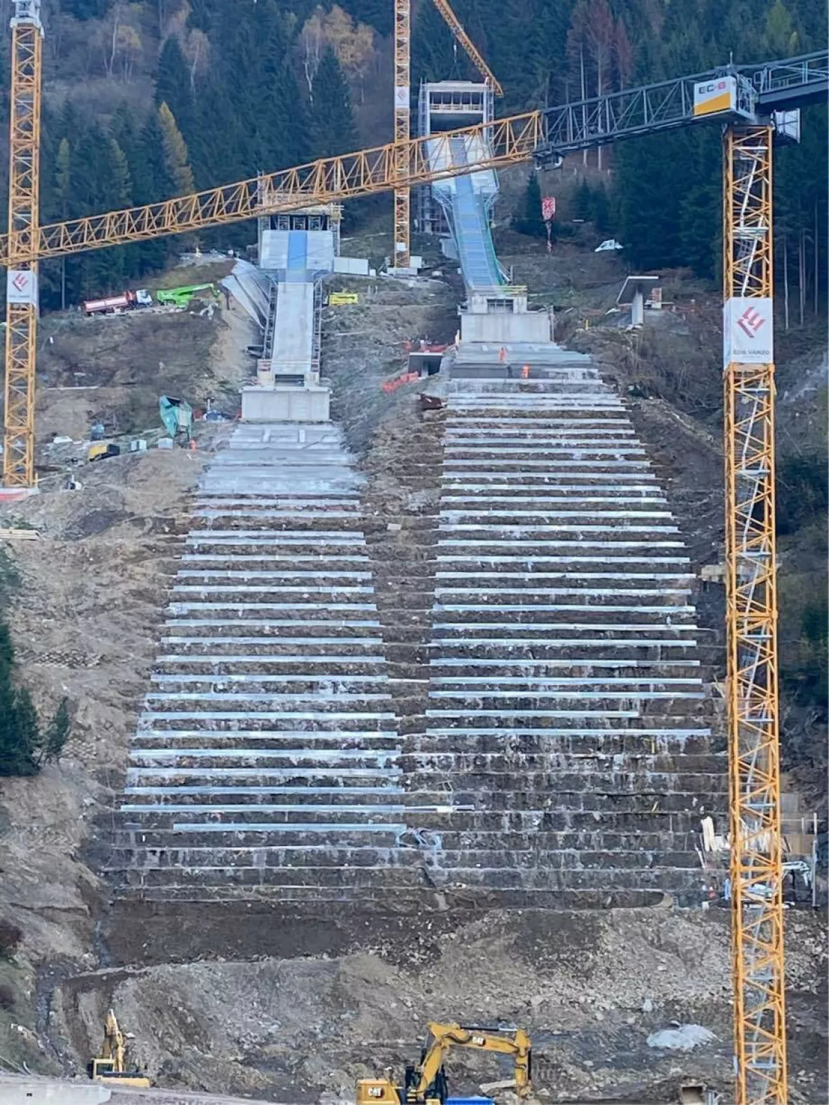 Na fotografijah direktorja svetovnega pokala je mogoče videti, da gradbince čaka še veliko dela do končanja skakalnega centra. F Sandro Pertile