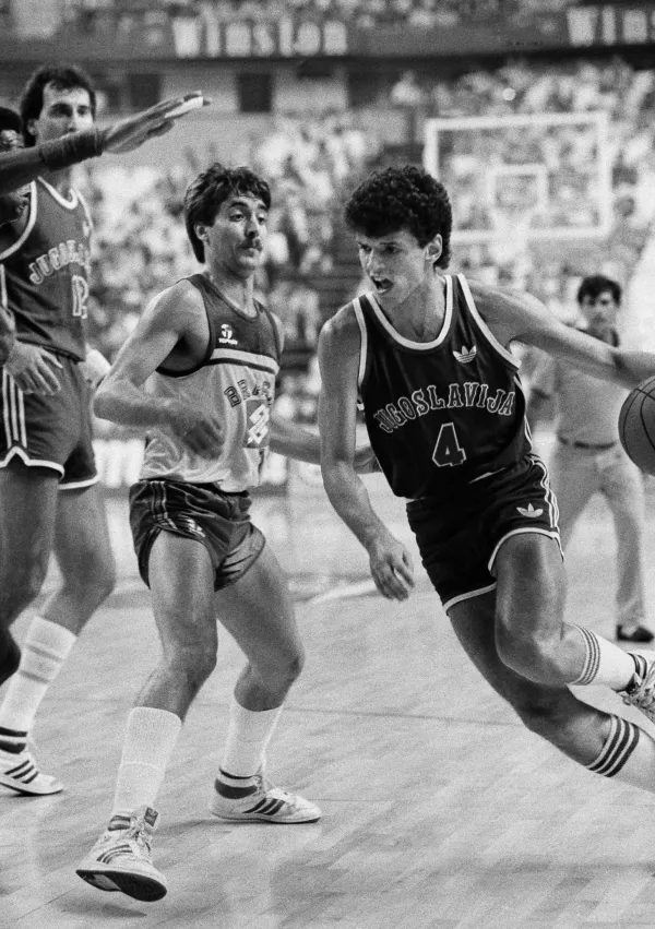 FILE - In this July 19, 1986 file photo, Yugoslavia guard Drazen Petrovic (4) drives past Brazil's Rolando Ferreira during a World Basketball Championship match in Madrid, Spain. Vlade Divac and Drazen Petrovic led Yugoslavia to basketball glory and chased NBA dreams. War ruined their friendship before Petrovic was killed in a car crash. Divac tells their story in a film to debut on ESPN next week. (AP Photo/Fernando Ricardo, File) / Foto: Fernando Ricardo