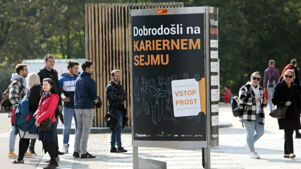 Na Zavodu RS za zaposlovanje tudi od starejših, ki so prijavljeni v evidenci brezposelnih in prejemajo denarno nadomestilo, pričakujejo aktivno iskanje zaposlitve. Fotografija je simbolična. Foto: Tomaž Skale