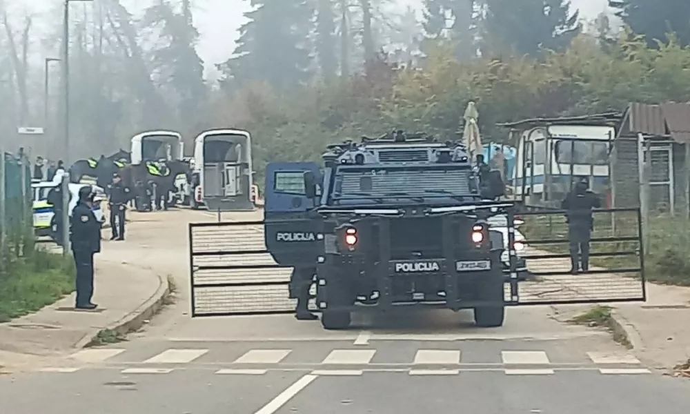 Posebne policijske enote so spremljali tudi konjeniki. Foto: Komunala Novo mesto