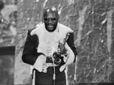 ** FILE ** In this April 11, 1972 picture, Isaac Hayes holds his Oscar for best song "Theme From Shaft" from the movie "Shaft" during the Academy Awards ceremonies in the Dorothy Chandler Pavilion. Hayes, the pioneering singer, songwriter and musician, died in Memphis, Tenn. on Sunday, Aug. 10, 2008, the Shelby County Sheriff's Office said. He was 65. (AP Photo)