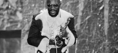 ** FILE ** In this April 11, 1972 picture, Isaac Hayes holds his Oscar for best song "Theme From Shaft" from the movie "Shaft" during the Academy Awards ceremonies in the Dorothy Chandler Pavilion. Hayes, the pioneering singer, songwriter and musician, died in Memphis, Tenn. on Sunday, Aug. 10, 2008, the Shelby County Sheriff's Office said. He was 65. (AP Photo)