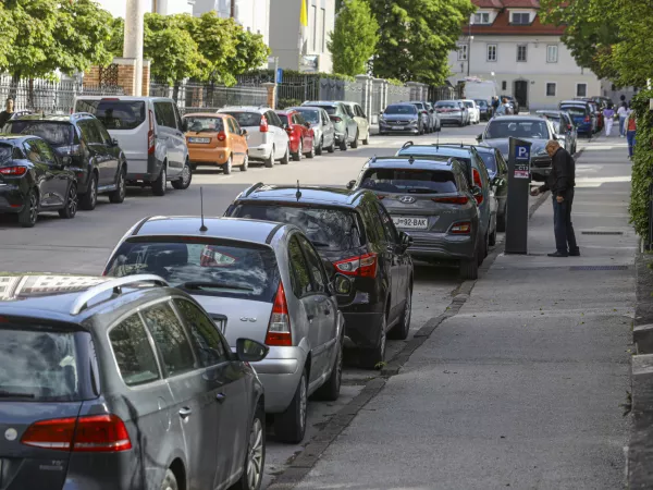 - parkomat - parkirni avtomat04.05.2023 - Parkiranje v Ljubljani - mirujoči promet - javna parkirišča - modra cona - Ljubljanski mestni svet predlaga dvig cen parkiranja, po katerem bi se v vsaki od treh con cena za uro parkiranja podražila za 10 centov. FOTO: Luka Cjuha