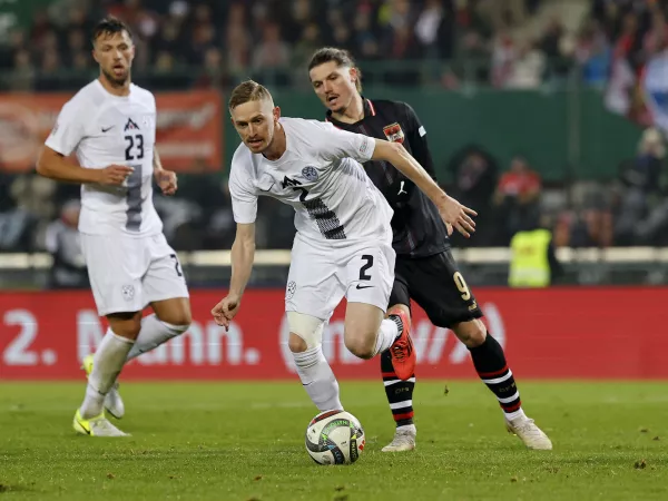 Soccer Football - Nations League - Group Stage - Austria v Slovenia - Ernst Happel Stadion, Vienna, Austria - November 17, 2024 Slovenia's Zan Karnicnik in action with Austria's Marcel Sabitzer REUTERS/Lisa Leutner