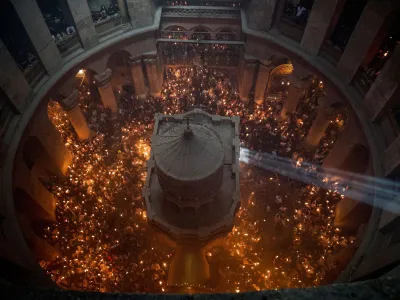 Orthodox Christian worshippers attend the Holy Fire ceremony at the Church of the Holy Sepulchre in Jerusalem's Old City, April 15, 2023. REUTERS/Afif H. Amireh    NO RESALES. NO ARCHIVES.   TPX IMAGES OF THE DAY