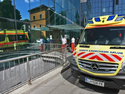 ﻿- Univerzitetni klinični center v Ljubljani (UKC) - Klinika za otorinolaringologijo in cervikofacialno kirurgijo (ORL) - rešilec - reševalno vozilo - - 28.05.2015 - celodnevna stavka in protest zdravnikov - s celodnevno stavko so zdravniki in zobozdravniki zahtevali višje plače in spremembo normativov, vseeno pa so oskrbeli vse nujne primere, otroke in starejše od 65 let, nosečnice, porodnice in tudi bolnike z rakom - protest - zdravstvo //FOTO: Tomaž Skale