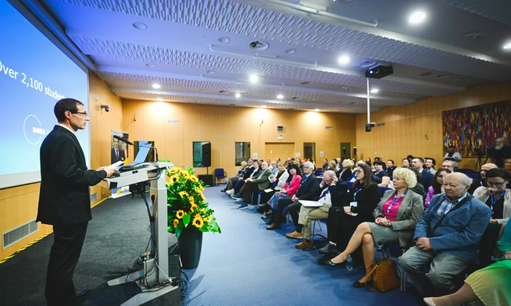 Maribor je te dni v središču pozornosti akademskega in poslovnega sveta, saj gosti izjemen dogodek – prvo konferenco v Sloveniji, ki povezuje psihologijo in poslovni svet. Na 12. mednarodni znanstveni konferenci DOBA Fakultete, ki velja za enega najpomembnejših dogodkov tega leta, se bo zbralo več kot 150 udeležencev z uglednih domačih in tujih univerz, raziskovalnih inštitucij ter vodilnih podjetij. V dveh intenzivnih dnevih bo predstavljenih kar 60 strokovnih prispevkov, ki so plod raziskovalnega dela mednarodno priznanih strokovnjakov.