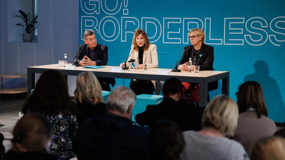 Ljubljana, atrij ZRC.Novinarska konferenca ob prvi predstavitvi uradnega programa Evropska prestolnica kulture 2025 Nova Gorica - Gorica, ki so se je udelezili ministrica za kulturo Asta Vrecko, vodstvo javnega zavoda GO! 2025, zupan Mestne obcine Nova Gorica Samo Turel in zupan Gorice Rodolfo Ziberna.