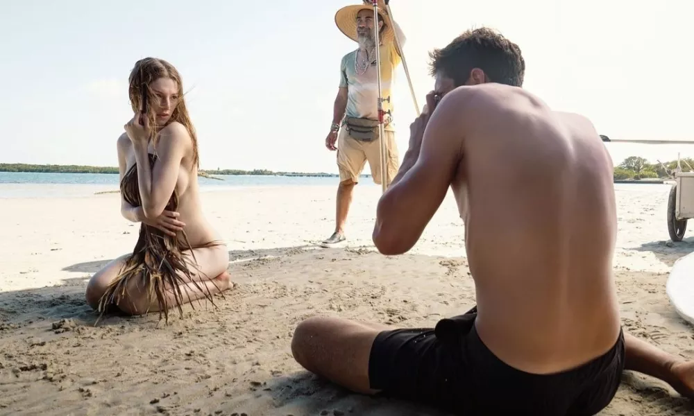 Hunter Schafer je bila videti neverjetno, ko je gola pozirala na plaži. F IG/Pirelli