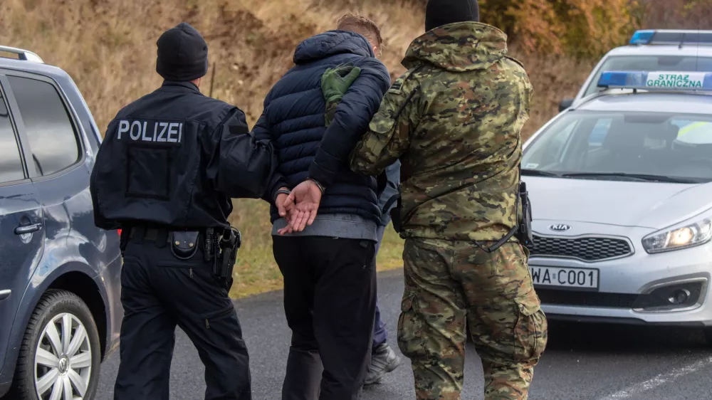 FILED - 12 October 2021, Mecklenburg-Western Pomerania, Pomellen: A German-Polish patrol consisting of German Federal Police officers and officers of the Polish Border Guard practice the correct procedure by means of a fictitious arrest of a suspect on the A11 near Pomellen. The Russian war on Ukraine is considered a significant threat by EU citizens, but irregular migration and terrorism are causing even greater concern, according to a survey published on 20 November. Photo: Stefan Sauer/dpa