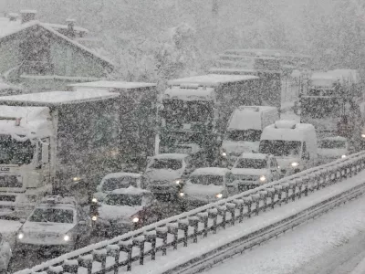 ﻿- ljubljanska obvoznica - kamioni - zastoj - kolona- 02.02.2018 – Obilno sneženje po izjemno toplem in suhem januarju povzročalo nevšečnosti v prometu – sneg - //FOTO: Luka Cjuha. / Foto: Luka Cjuha