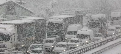 ﻿- ljubljanska obvoznica - kamioni - zastoj - kolona- 02.02.2018 – Obilno sneženje po izjemno toplem in suhem januarju povzročalo nevšečnosti v prometu – sneg - //FOTO: Luka Cjuha. / Foto: Luka Cjuha