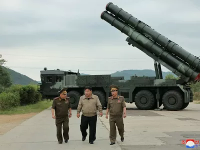 Kim Jong Un si ogleduje testiranje raketnega sistema, fotografijo so objavili septembra. Foto: Profimedia