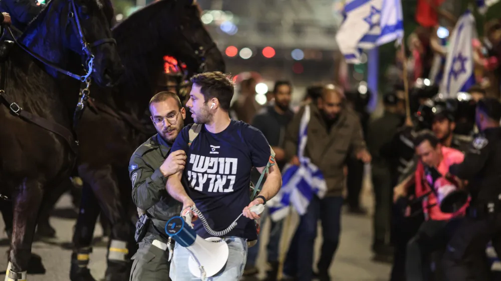 15 April 2023, Israel, Tel Aviv: Israeli police officers arrest a protester during a protest against plans by Prime Minister Benjamin Netanyahu's government to overhaul the judicial system. Photo: Ilia Yefimovich/dpa