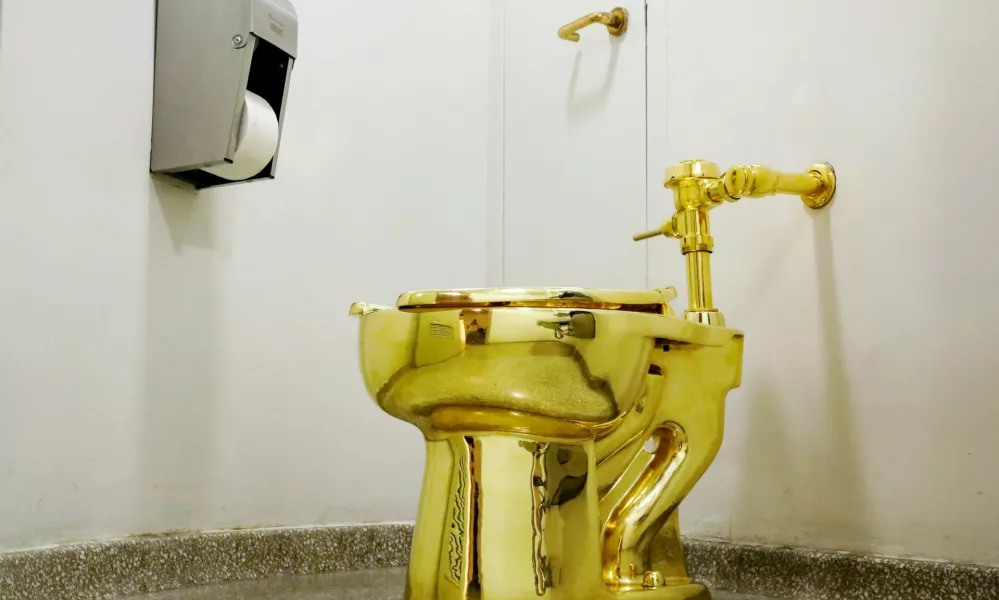 ﻿FILE PHOTO:  Maurizio Cattelanâ€™s â€śAmerica,â€ť a fully functional solid gold toilet is seen at The Guggenheim Museum in New York City, U.S., August 30, 2017.  REUTERS/Brendan McDermid/File Photo  NO RESALES. NO ARCHIVE.