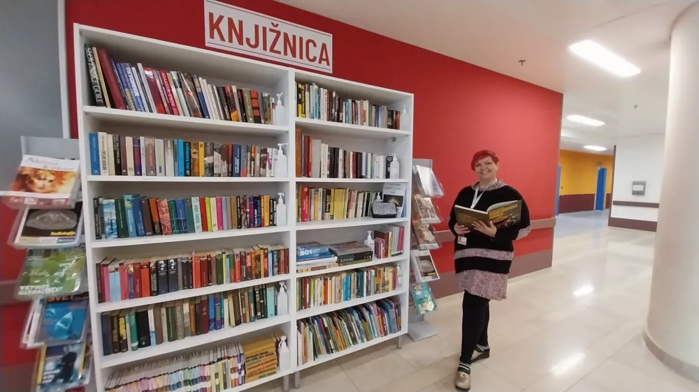 V čakalnici urgentnega bloka UKC Ljubljana je pred dvema letoma zaživela knjižnica, ker pa je zanimanje za knjige veliko, je Barbara Miklošič pozvala k darovanju knjig. Foto: Vesna Levičnik