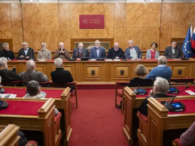 Ljubljana, Univerza v Ljubljani.Predstavitev knjige Zbornik o Skupnosti studentov 1968-74, prispevki za novejso zgodovino, ki so jo predstavili njeni soustvarjalci - nekdanji ravnatelj NUK, nekdanji predsednik SS in koordinator projekta Lenart Setinc, nekdanji sodelavec Delavske enotnosti in urednik zbornika Tomaz Ksela, filozof Mladen Dolar ter zgodovinar in recenzent Zdenko Cepic.