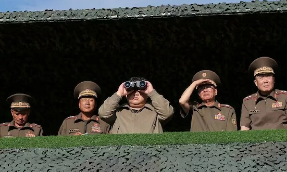 Kim Jong Bok je skrivnostni general, na fotografiji desno od Kima Džong Una (v sredini, z daljnogledom). Foto: Reuters/KCNA