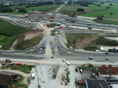 V prihodnjih tednih bodo začeli konstrukcijo nadvoza na primorsko avtocesto v okviru gradnje novega priključka Dragomer. Foto: Dars