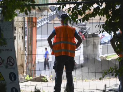 V zasebnem sektorju ponekod zaposlenim doplačujejo do minimalne plače, drugod pa so plače visoke. Fotografija je simbolična. Foto: Nik Erik Neubauer 