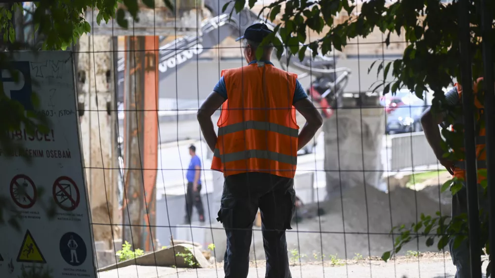 V zasebnem sektorju ponekod zaposlenim doplačujejo do minimalne plače, drugod pa so plače visoke. Fotografija je simbolična. Foto: Nik Erik Neubauer 