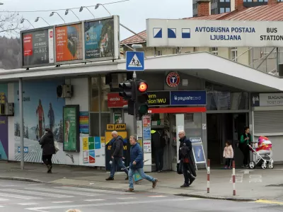 Slovenske železnice so že lansko leto družbi Avtobusna postaja Ljubljana odpovedale pogodbo za najem zemljišča, na katerem trenutno stoji avtobusna postaja. Foto: Tomaž Skale 