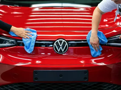 Employee conducts quality control checks on a Volkswagen AG (VW) ID.5 electric sports utility vehicle (eSUV) on the assembly line at the automaker's electric automobile plant in Zwickau, Germany, on Tuesday, April 26, 2022. The Zwickau assembly lines are the centerpiece of a plan by VW, the world's biggest automaker, to manufacture as many as 330,000 cars annually. Photographer: Krisztian Bocsi/Bloomberg via Getty Images / Foto: Bloomberg