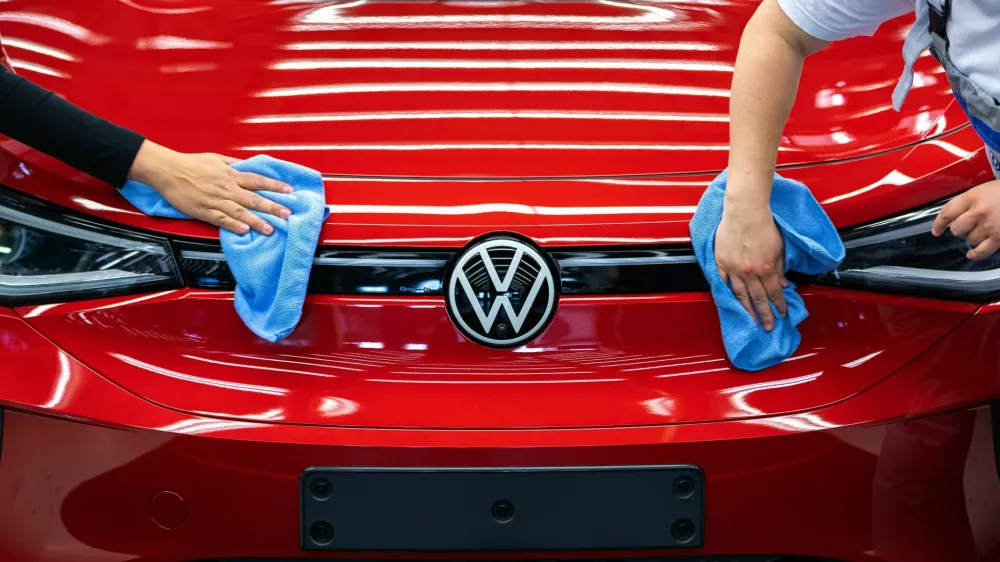 Employee conducts quality control checks on a Volkswagen AG (VW) ID.5 electric sports utility vehicle (eSUV) on the assembly line at the automaker's electric automobile plant in Zwickau, Germany, on Tuesday, April 26, 2022. The Zwickau assembly lines are the centerpiece of a plan by VW, the world's biggest automaker, to manufacture as many as 330,000 cars annually. Photographer: Krisztian Bocsi/Bloomberg via Getty Images / Foto: Bloomberg