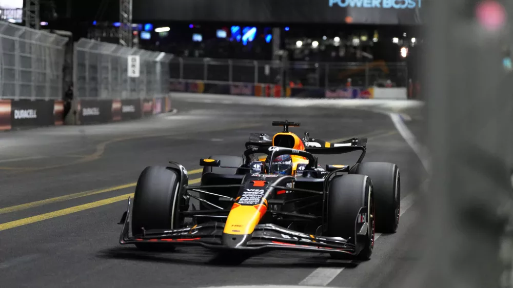 Nov 23, 2024; Las Vegas, Nevada, USA; Oracle Red Bull Racing driver Max Verstappen of The Netherlands (1) drives during the Las Vegas Grand Prix at the Las Vegas Circuit. Mandatory Credit: Lucas Peltier-Imagn Images