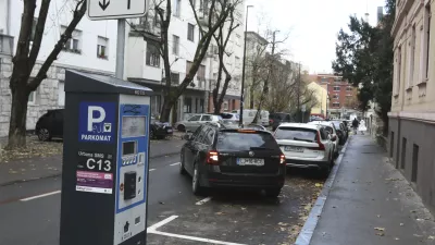 Na občini želijo uvesti plačljivo parkiranje v središču mesta na območjih s parkomati tudi ob nedeljah med 7. in 19. uro. Foto: Luka Cjuha