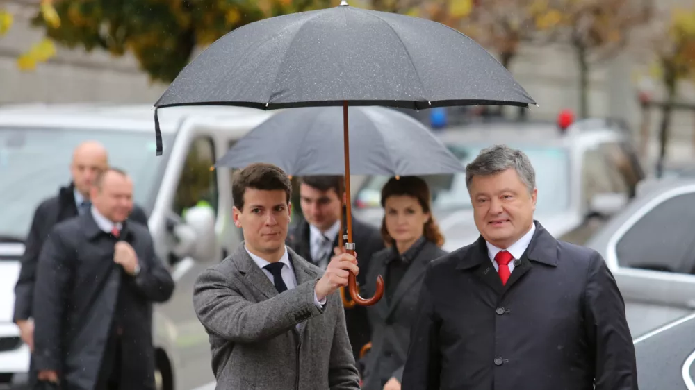 ﻿ukrajinski predsednik Peter Porošenko- 08.11.2016 - Obisk predsednika Ukrajine Petra Porošenka v Sloveniji - uradni sprejem z vojaškimi častmi na Kongresnem trgu             /FOTO: Luka Cjuha.