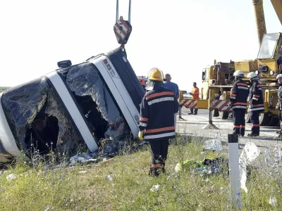 A tourist bus is towed after crashing on the road near the Serbian town of Indjija, some 30 km (19 miles) north of Belgrade, July 11, 2008. The bus carrying Polish tourists overturned killing at least six people and injuring dozens, Serbian police said. Police said 68 people were on the bus when the accident happened. The tourists were returning to Poland from a holiday in Bulgaria. A local hospital in Novi Sad said about 30 injured had been brought in, most of them teenagers. The hospital said seven people were in serious condition and that more injured were being brought in.  REUTERS/Stringer  (SERBIA)