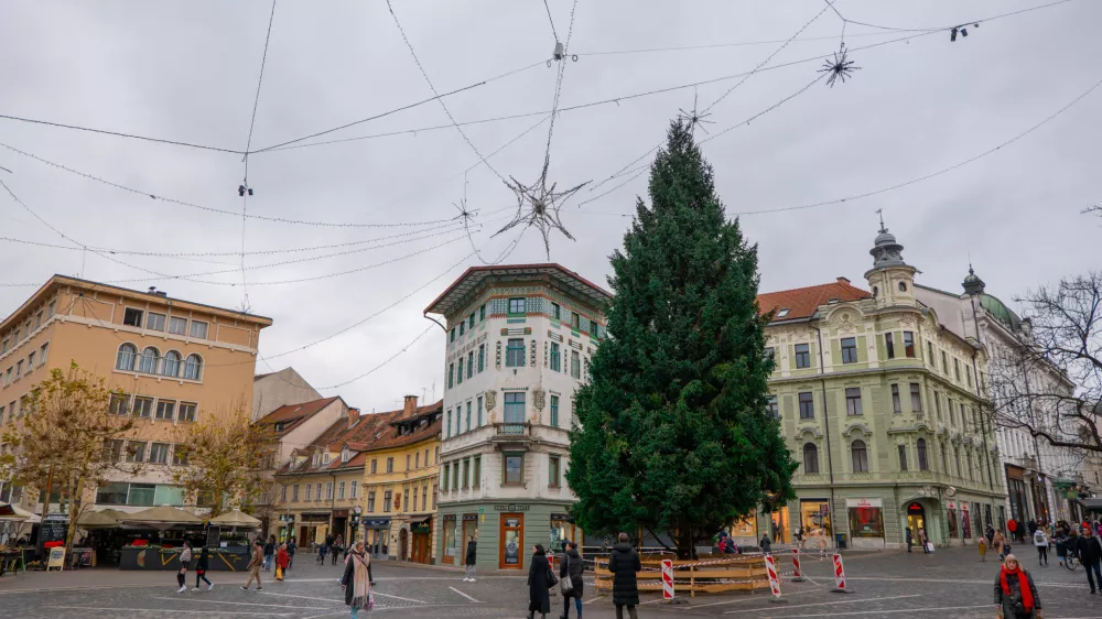 26.11.2024Ljubljana - postavljanje - lučkeFOTO: Kolja Kragelj