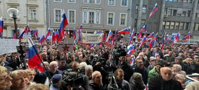 Pred celjskim sodiščem se je zbralo okoli 1000 ljudi. Foto: Mojca Marot