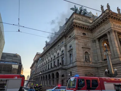 26 November 2024, Czech Republic, Prague: Firefighters intervene as fire erupts at the historic National Theatre building in Prague. Photo: Du?ek Tomá?/CTK/dpa