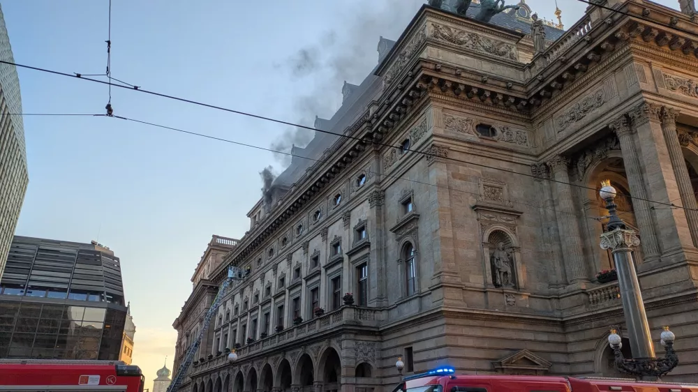 26 November 2024, Czech Republic, Prague: Firefighters intervene as fire erupts at the historic National Theatre building in Prague. Photo: Du?ek Tomá?/CTK/dpa