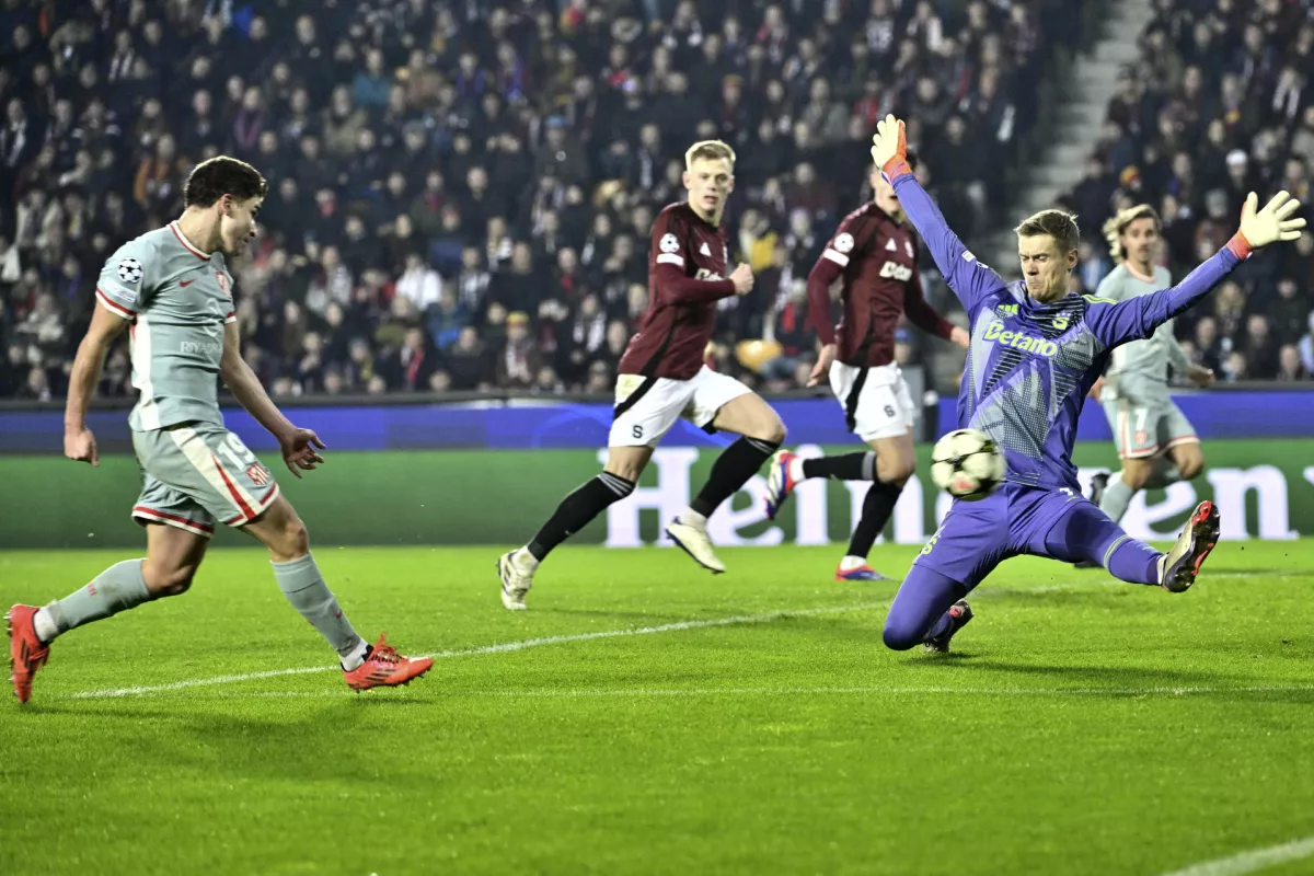 Atletico's Julian Alvarez, left, scores his side's second goal against Sparta's goalkeeper Peter Vindahl during the UEFA Champions League opening phase soccer match between Sparta Prague and Athletico Madrid in Prague, Czech Republic, Tuesday, Nov. 26, 2024. (Roman Vondrous//CTK via AP)