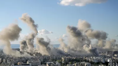 Še pred večerno sklenitvijo prekinitve spopadov je Izrael stopnjeval napade na Bejrut. Foto: AP