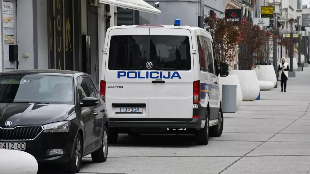 13.11.2024., Slavonski Brod - Policijska vozila spred objekta u Ulici Ante Starcevica u kojem je bila akcija interventne policije i uhicena najmanje jedna osoba. Photo: Ivica Galovic/PIXSELL