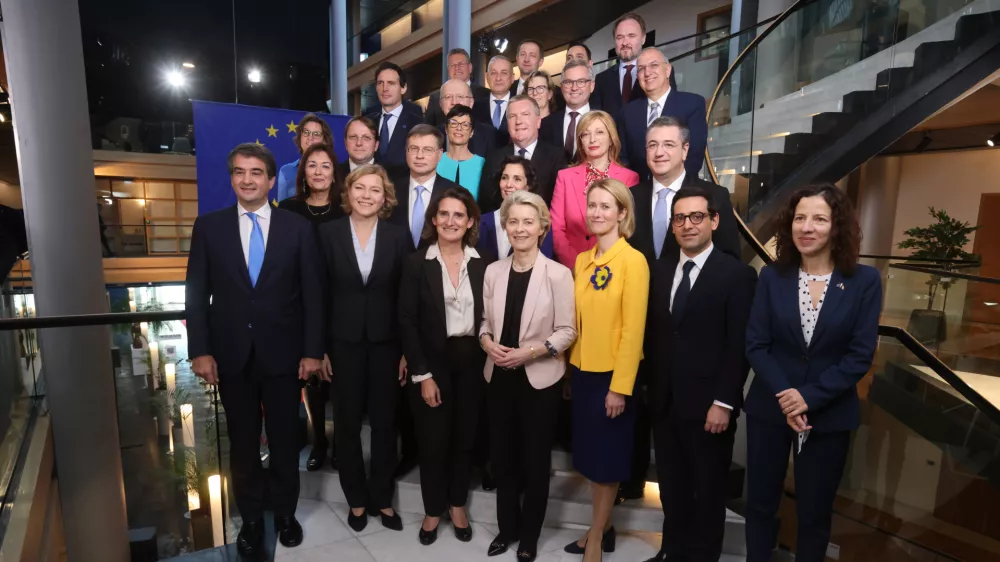 27 November 2024, France, Strassburg: Ursula von der Leyen, President of the European Commission, stands in the EU Parliament with Commissioners for a group photo. The MEPs had previously voted on the composition of the new EU Commission under von der Leyen. Photo: Philipp von Ditfurth/dpa