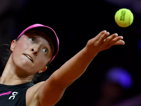 FILED - 18 April 2024, Baden-Wuerttemberg, Stuttgart: Polish tennis player Iga Swiatek in action against Belgium's Elise Mertens during their women's singles tennis match at the Stuttgart open. Photo: Marijan Murat/dpa